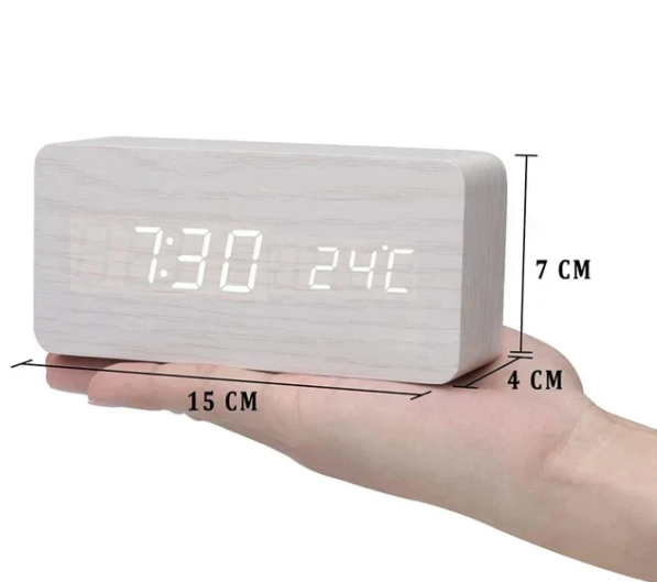 Sleek LED bordklokke i tre-stil, med tydelig display og stemmeaktivering. Funksjonell dekorasjon.