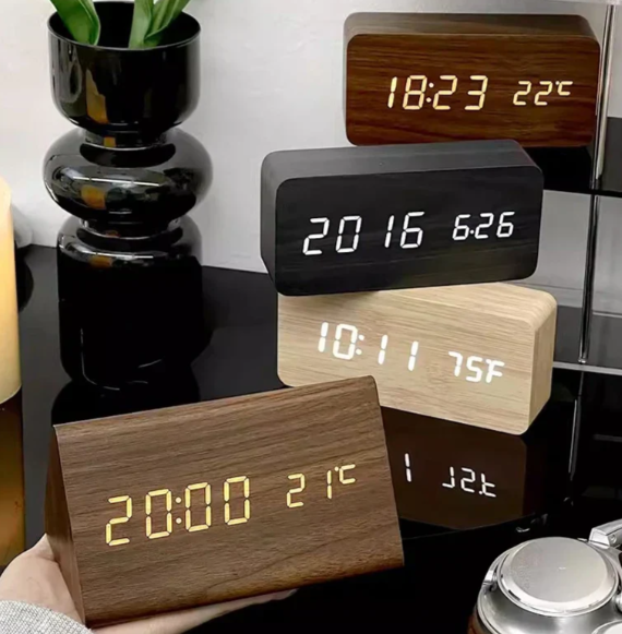 Moderne tre-klokke med tydelig LED-display og energisparende funksjon. Enkel dekorasjon.