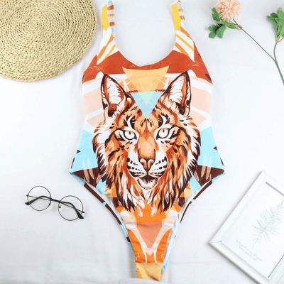 Flatterende badedrakt med tigerprint, komfortabel sommerstil for kvinner på badeferie.