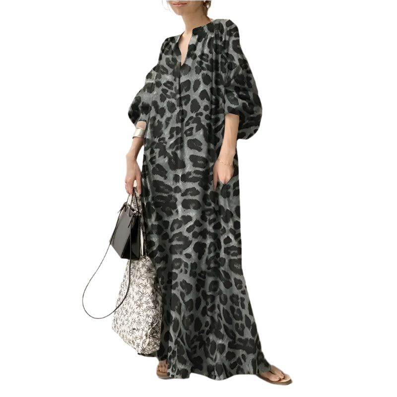 Mønstret damekjole i leopardprint, langermet maxikjole med feminine puffermer og stilig v-hals.