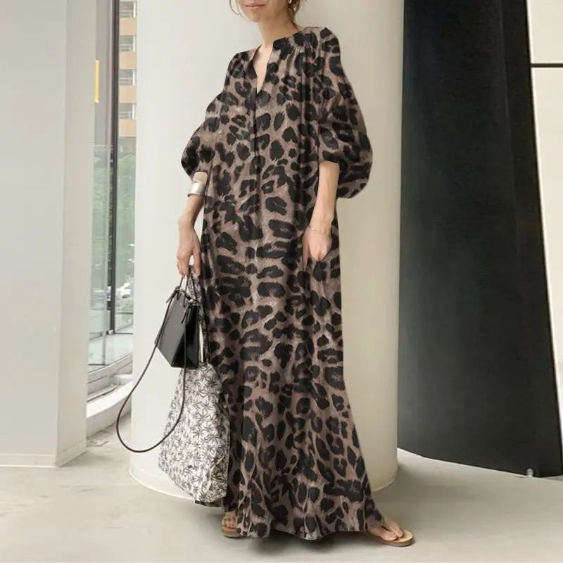 Trendy motekjole: leopard maxikjole med puffermer og dyp v-hals for en moderne og chic look.