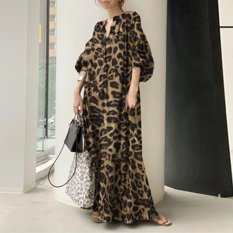 Elegant flytende leopard maxikjole med feminine puffermer, perfekt for en sofistikert stil og komfort.