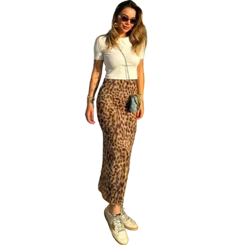 Elegant leopardmønstret maxiskjørt for dame, tidløs stil perfekt for hverdagsbruk eller festantrekk.