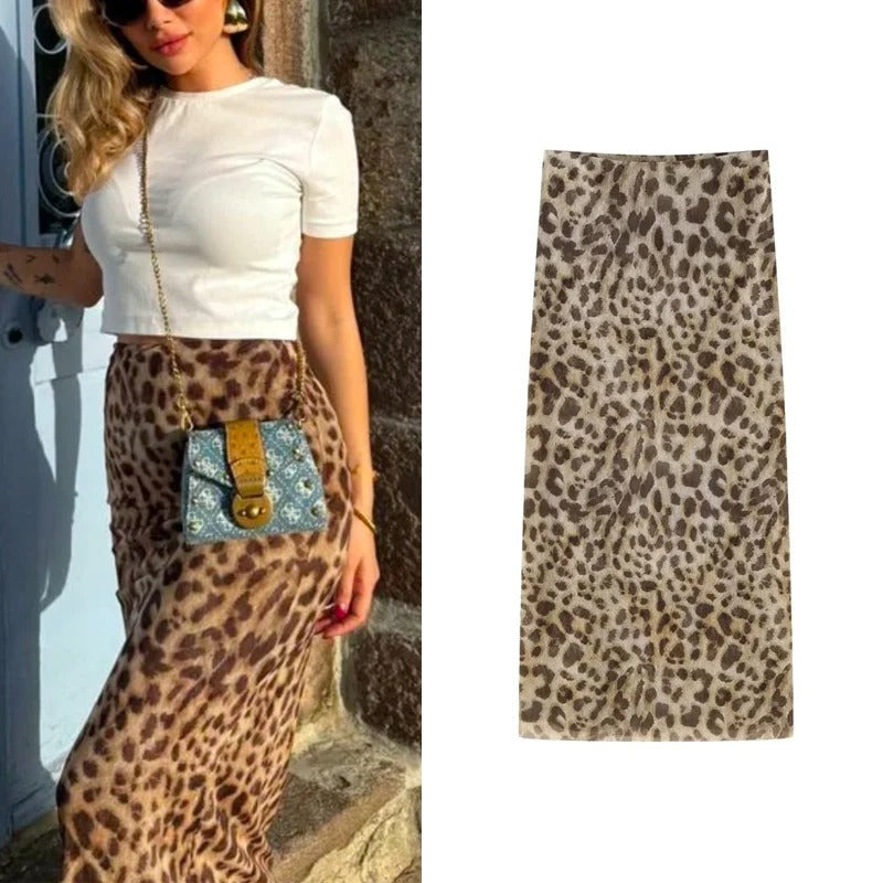Dame maxiskjørt i leopardmønster, komfortabelt og allsidig for både festlige anledninger og hverdagsstil.