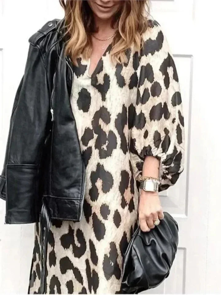 Elegant leopardmønstret midikjole for kvinner med lange ermer og V-hals, perfekt for motebevisste.
