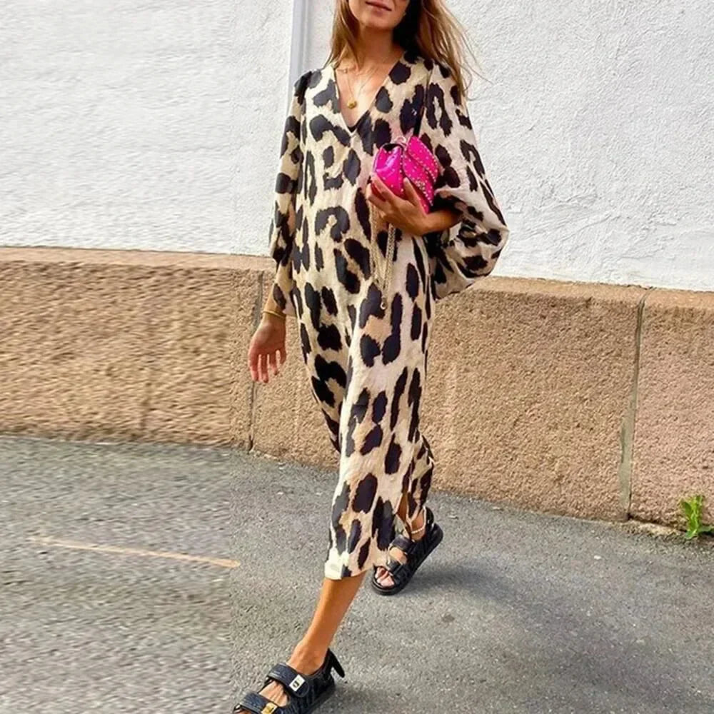Stilig leopardmønstret damekjole, en komfortabel og elegant midikjole med lange ermer og V-hals.