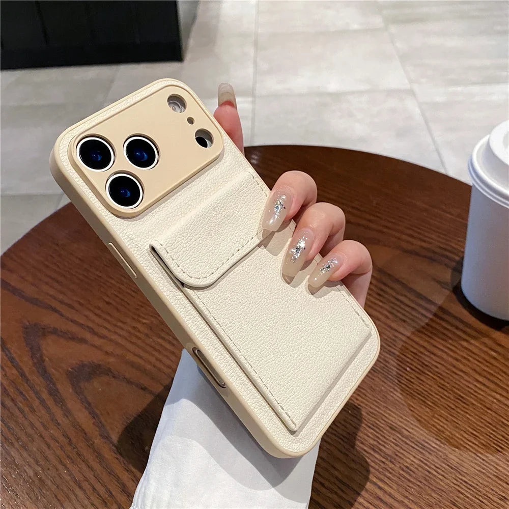 iPhone lommebokdeksel i bruk. Holder kort og telefon trygg. Et elegant og luksuriøst iPhone tilbehør med kortholder.