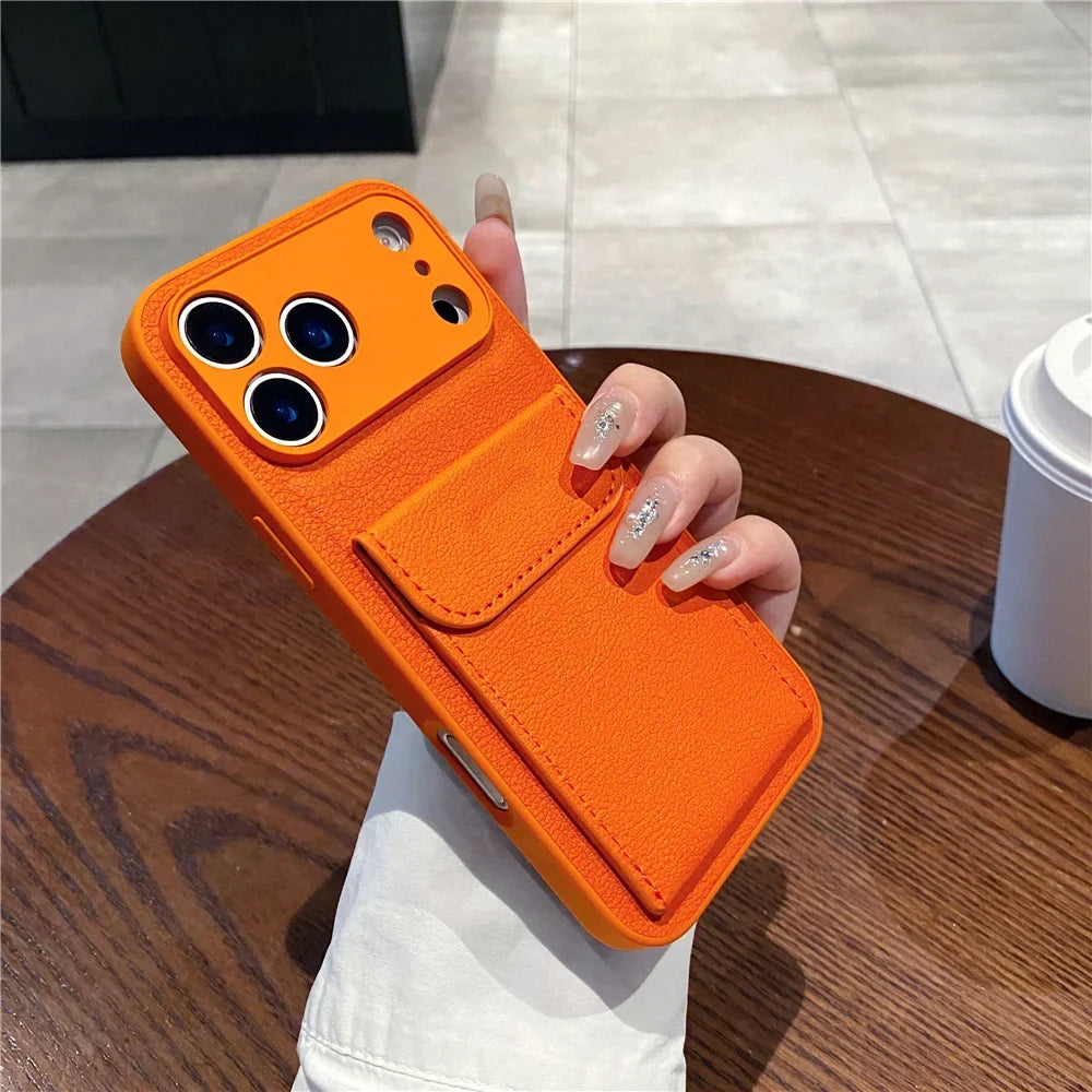 iPhone deksel med kameralinsebeskyttelse og praktisk kortholder. Et komplett lommebokdeksel for din mobil.