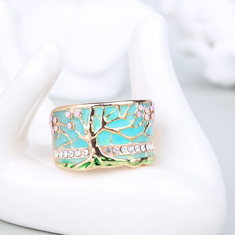 Lykketre damerring med skimrende opal. Smykker som symboliserer vitalitet og eleganse for den moderne kvinne.