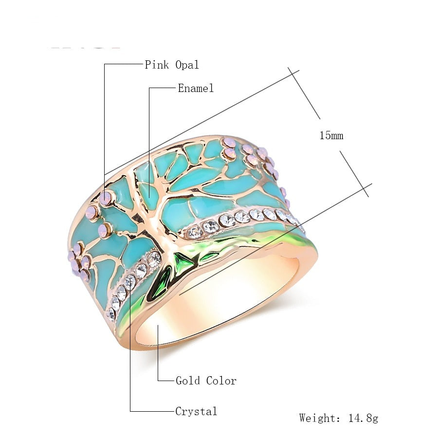 Nærbilde av elegant lykketre opalring. Detaljert design viser finheten i smykket for den kresne kvinne.