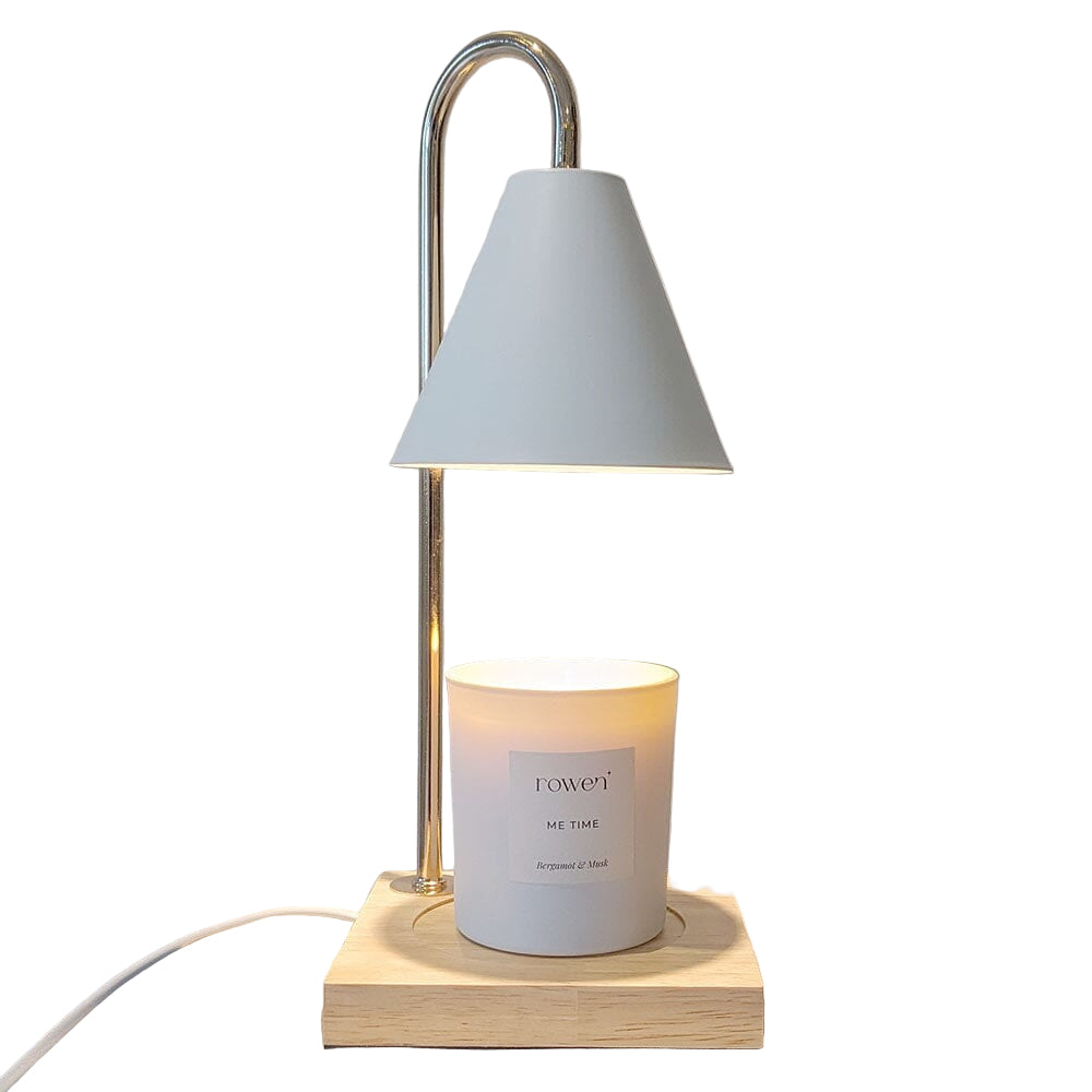Elegant lysvarmer for duftlys i hvitt og gull design, perfekt for trygg oppvarming og hjemmeinnredning.