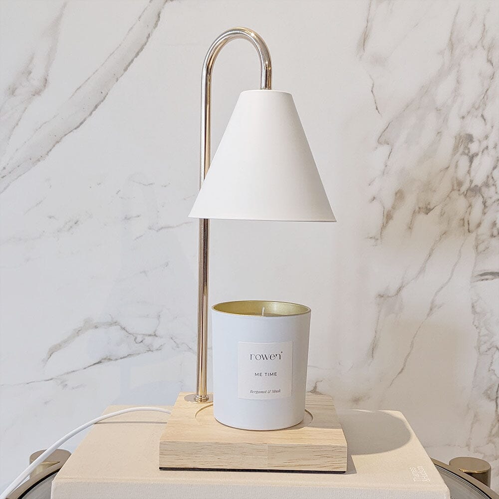 Moderne hvit og gull lysvarmer med elegant design, ideell for å smelte duftlys og skape koselig stemning.