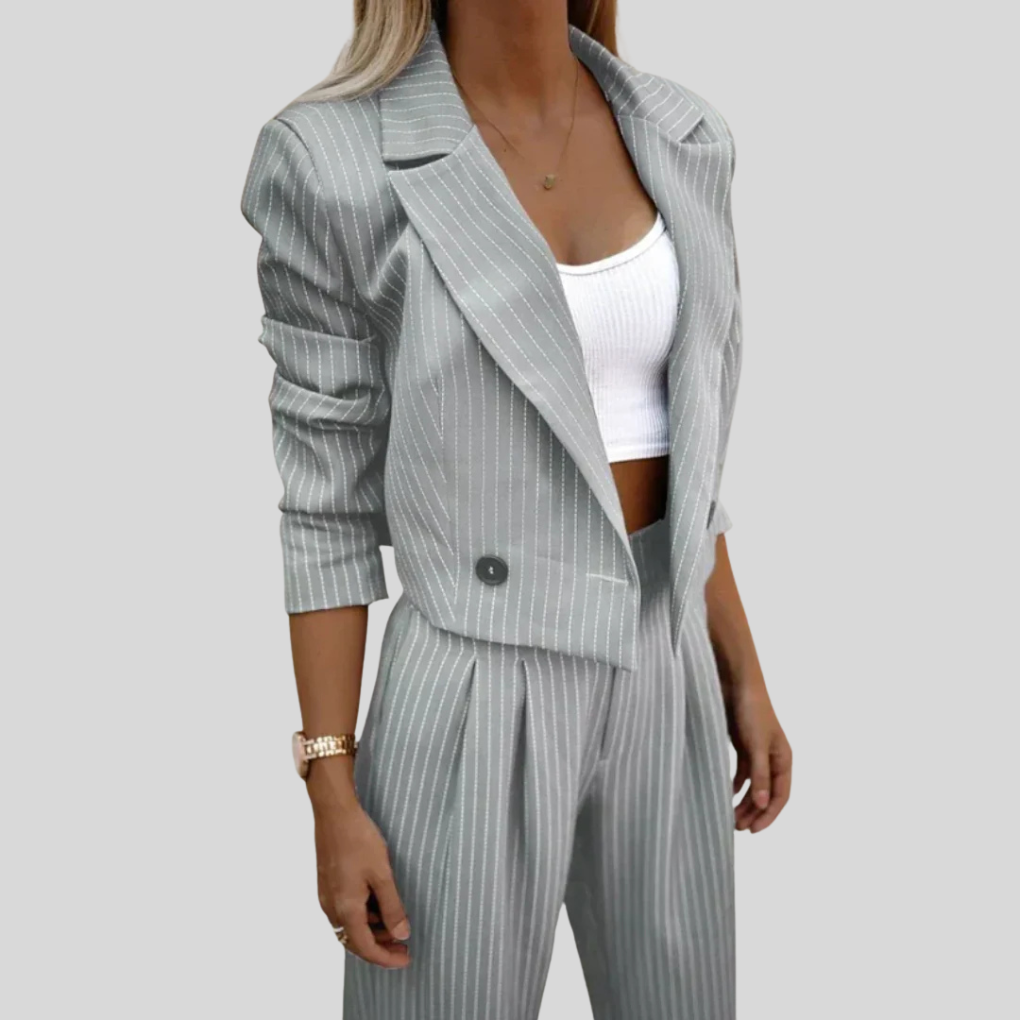 Stilfullt grått todelt dressett for dame, med en komfortabel blazer og matchende dressbukse for hverdag og business.