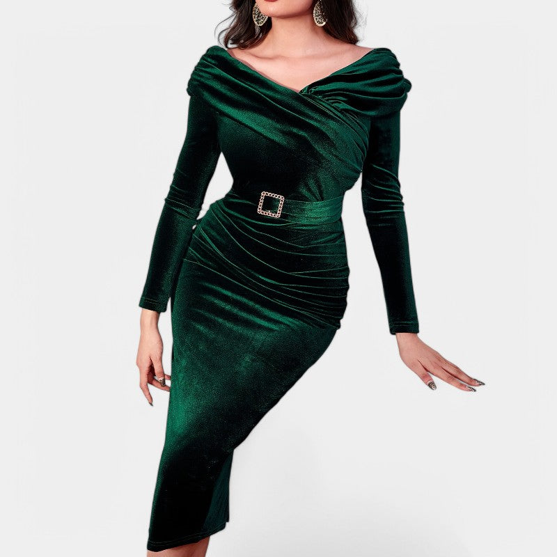 Luksuriøs mørkegrønn velourrobe med lange ermer for kvinner, ideell som elegant festantrekk eller kveldsantrekk.