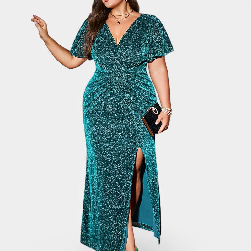Modell iført elegant mørkegrønn maxi kjole for kvinner, med korte ermer og dyp v-hals, festklar.