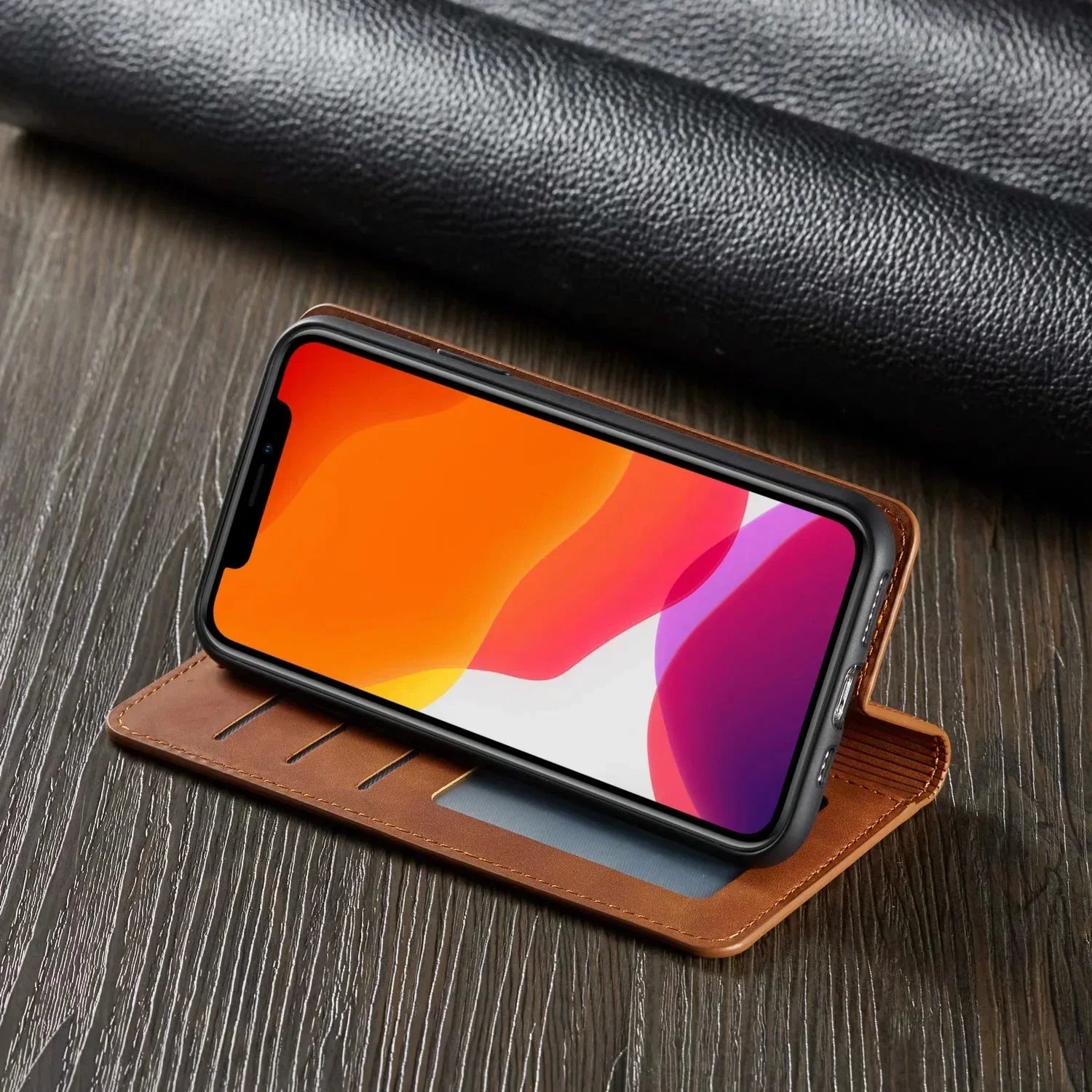 Slitesterkt lærdeksel til iPhone med magnetisk lukking; optimal mobilbeskyttelse og et elegant utseende.
