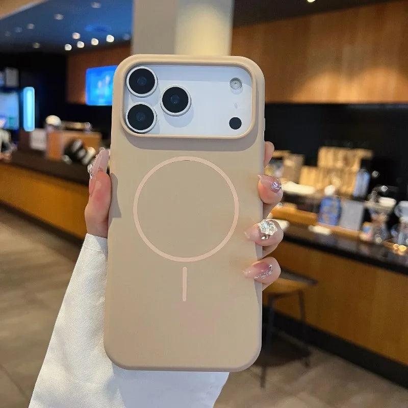 Elegant sort magnetisk iPhone 17 deksel, gir full beskyttelse og enkel trådløs lading.