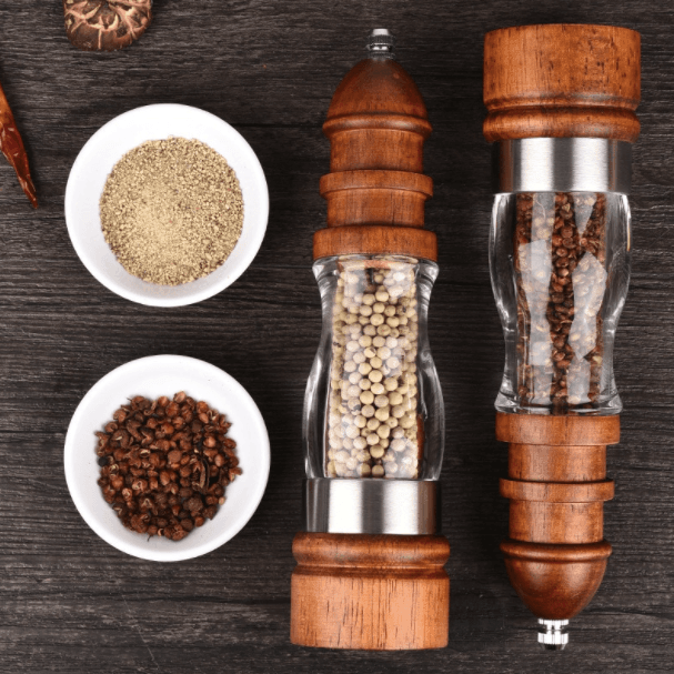 Rustikk krydderkvern i tre for urter, salt og pepper. Manuell med justerbar grovhet, perfekt kjøkkenutstyr.