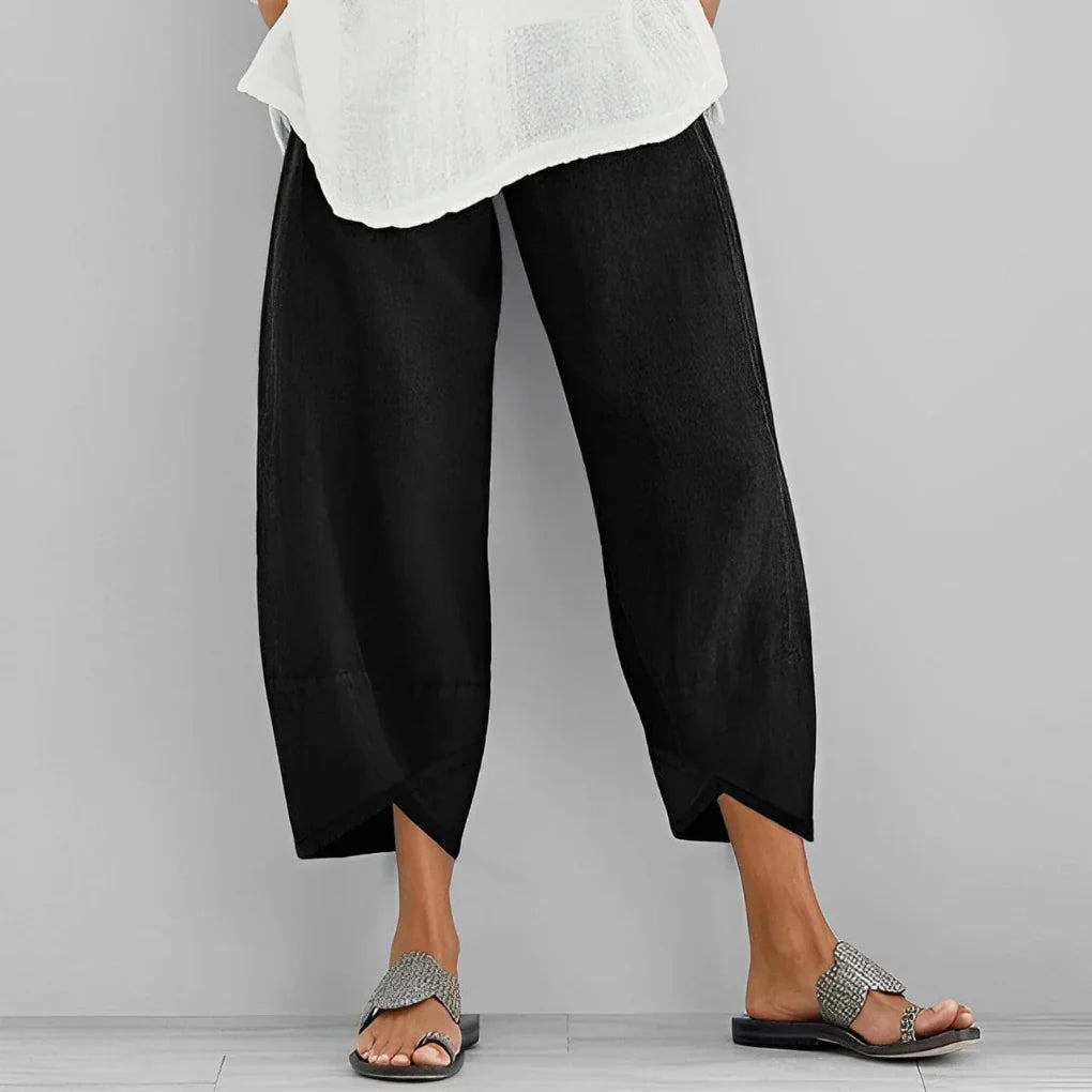 Elegant marineblå satengbukse for dame med vide ben og høy midje, perfekt til fest eller sommerbruk.