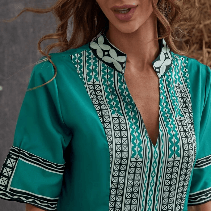 Boho chic marokkansk maxikjole med V-hals. Perfekt for sommer og fritid.