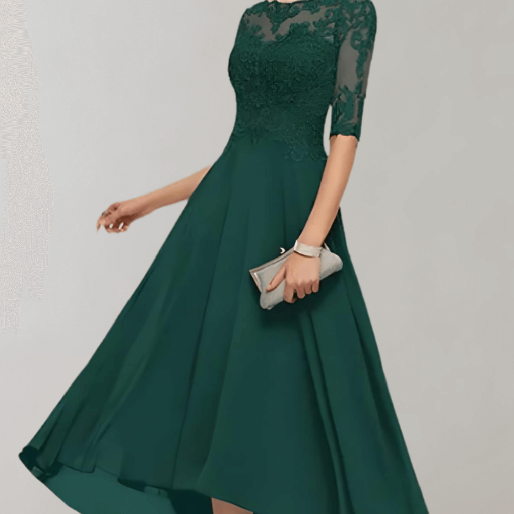Elegant maxikjole for dame med blonderermer, perfekt som bryllupskjole eller selskapskjole.