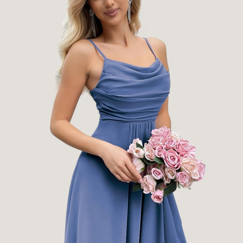 Elegant aftenkjole med tynne stropper, lang maxikjole perfekt for bryllup og formelle eventer.