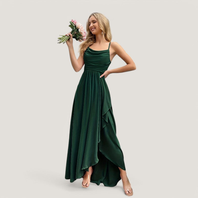 Feminin maxikjole for bryllup, lang med spaghetti-stropper og elegant, flatterende passform.