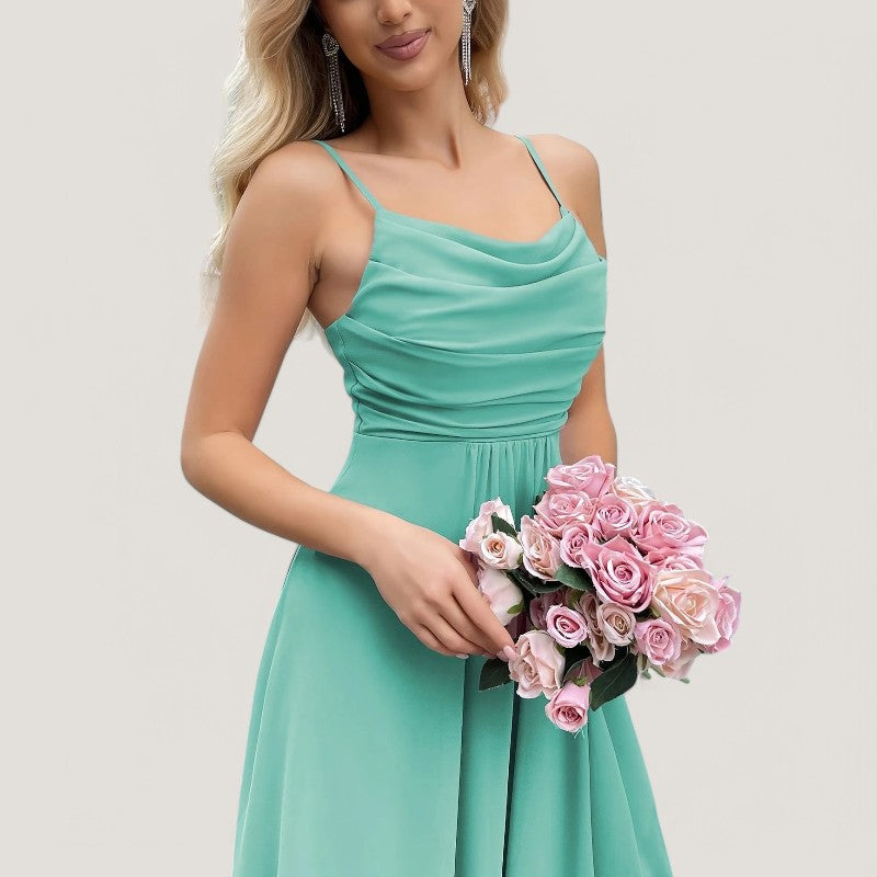 Elegant lang kjole for kvinner til formelle anledninger, som bryllup eller aftenfester.