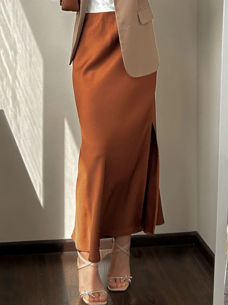 Elegant og allsidig maxiskjørt med splitt. Perfekt for sommer, hverdag og fest.