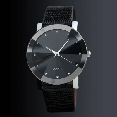 Elegant kvartsklokke for menn med tynn kasse og svart skinnrem, fra siden. Subtilt og raffinert armbåndsur.