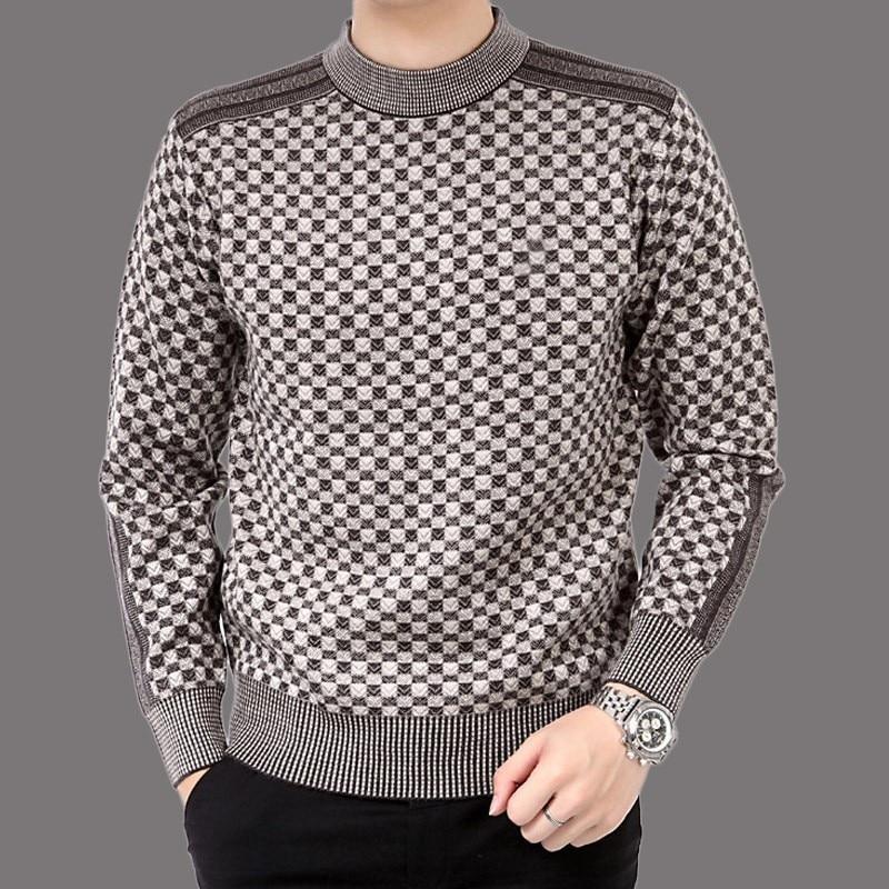 Mørkegrå elegant strikkegenser for menn. Behagelig varm turtleneck for vinteren.