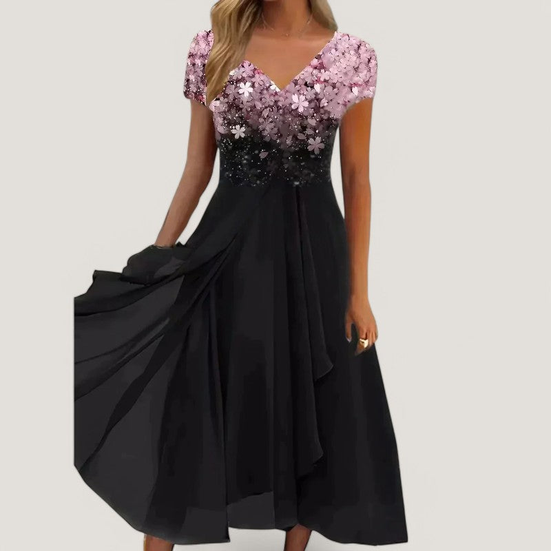 Feminin blomsterkjole i midi-lengde med stilfullt print. Komfortabel og allsidig damekjole med V-hals, korte ermer.