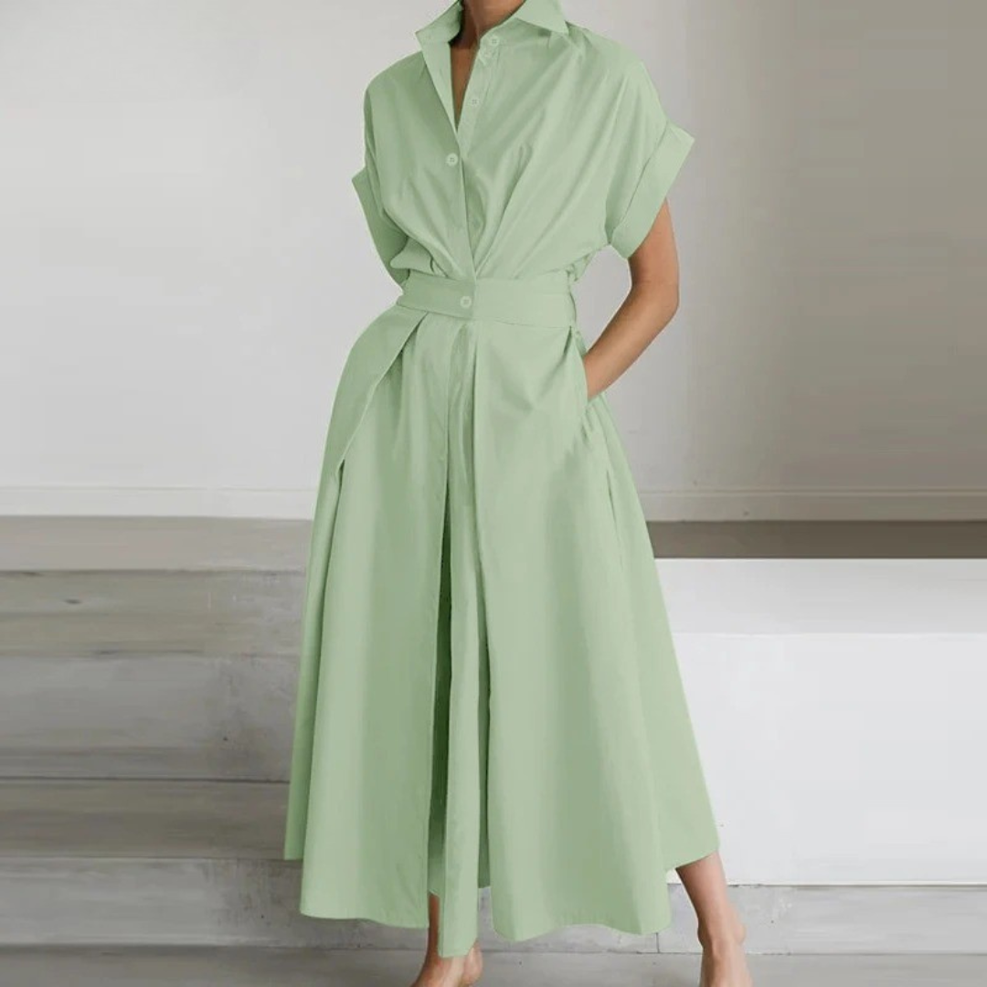 Elegant midi-skjortekjole for dame, med høy midje og korte ermer. En perfekt allsidig hverdagskjole.