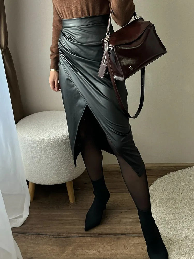 Dame midiskjørt, høy midje, elegant, med splitt. Perfekt for fest og hverdag.