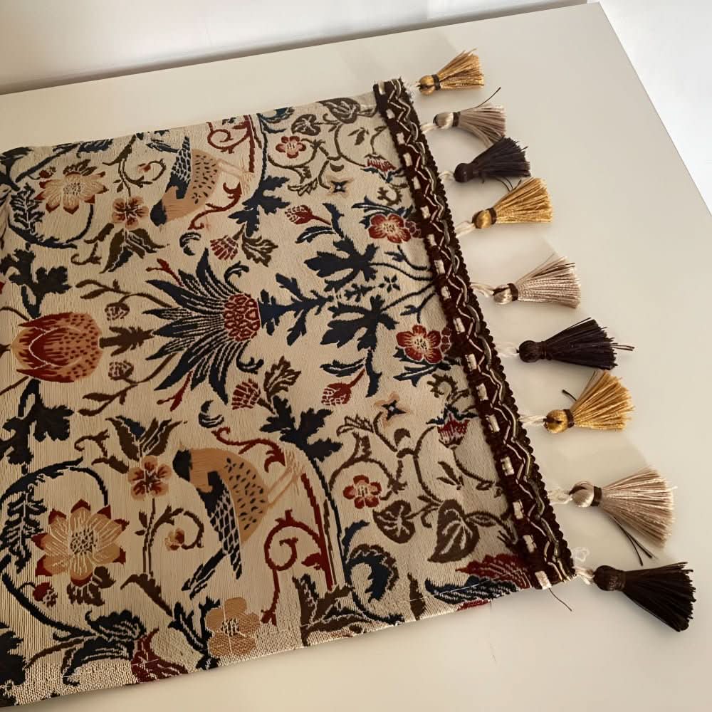 Myk mikrofiber bordløper med utsøkt blomster- og fuglemotiv. Essensiell hjemmetekstil for stilrent spisebord.