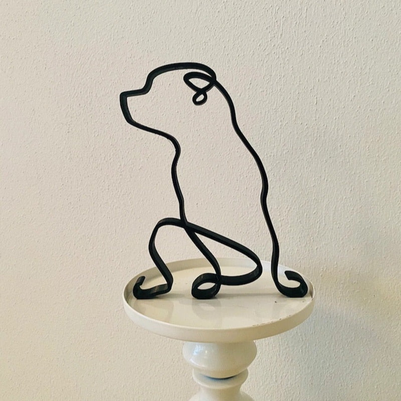 Elegant stålhund for interiør. Skaper en sofistikert atmosfære.