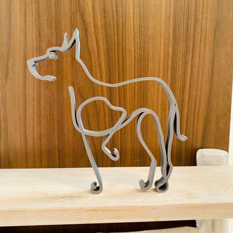 Hjemmeinnredning: minimalistisk hundefigur i metall. Enkel, men slående.