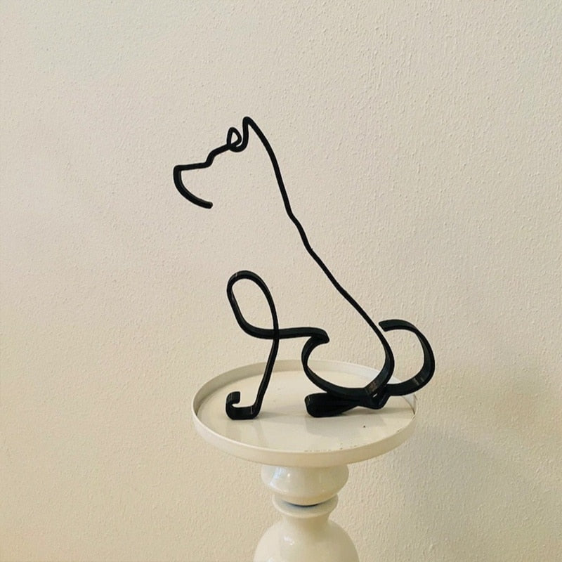 Svart metallskulptur av hund. Moderne gaveidé for interiørentusiaster.