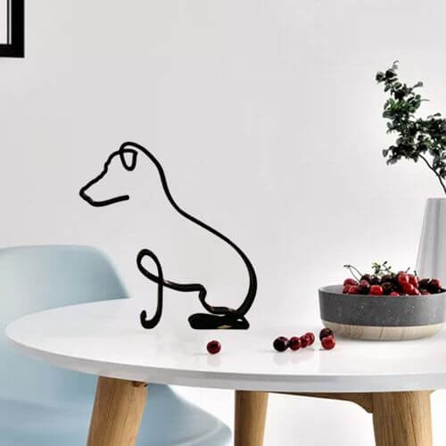 Enkel, men effektfull: metallhundeskulptur. Ideell for et stilrent hjem.