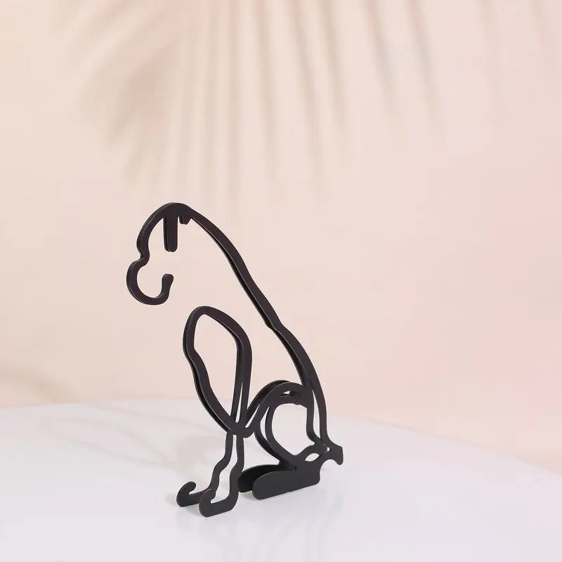 Kunstnerisk hundefigur i minimalistisk metall. Luksuriøs hjemmeinnredning.