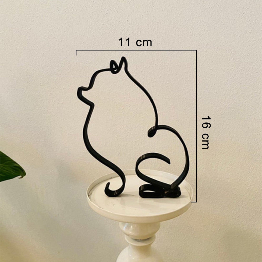 Rent design: minimalistisk hundefigur i solid stål. Stilig og diskré.