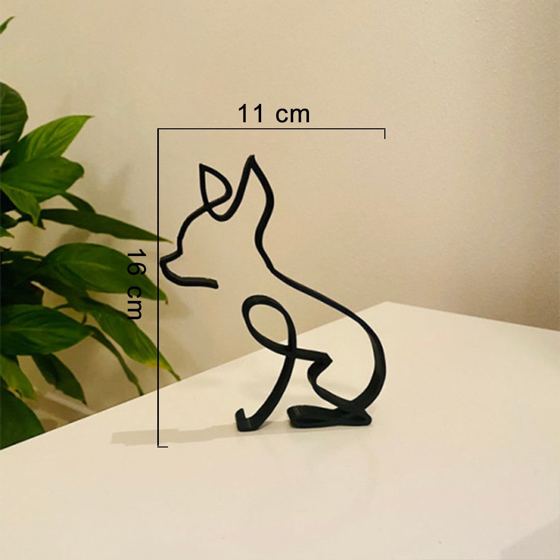 Sofistikert hundedekor i metall. Elegant minimalistisk stil for den kresne.