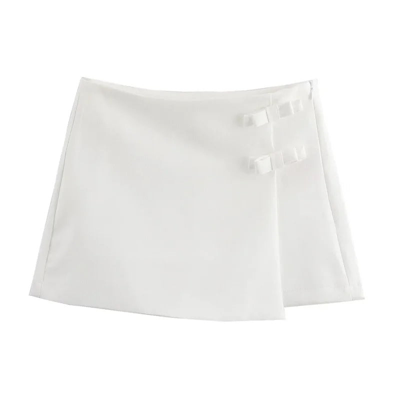 Elegant miniskjørt for kvinner med dekorativ sløyfe og glidelås. Perfekt for fest og sommerlig mote.