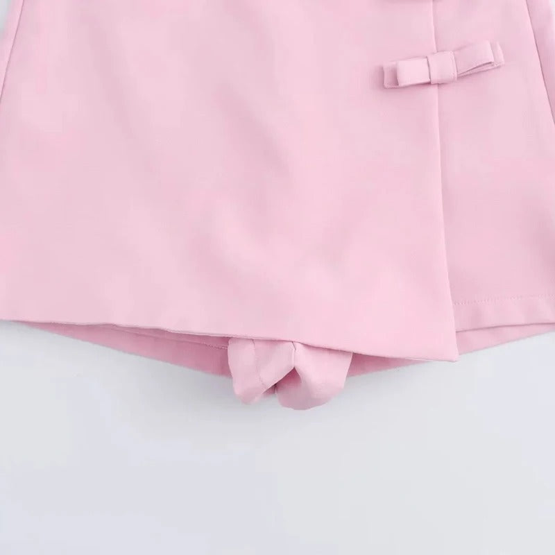 Motebevisst miniskjørt med elegant sløyfe og praktisk glidelås. Trendy design for kvinner og fest.