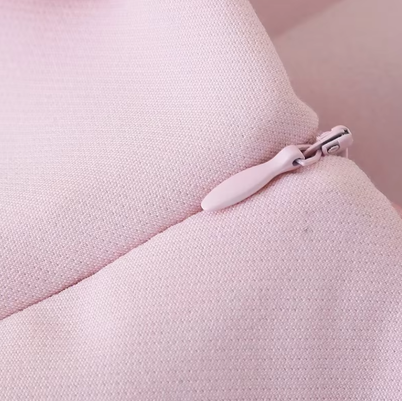 Trendy miniskjørt med elegant sløyfe og glidelås. Mote for kvinner, rosa og hvitt, for fest.