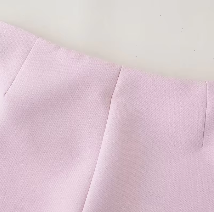Stilrent elegant miniskjørt for kvinner med pen sløyfe og glidelås. Trendy dameklær for sommer.
