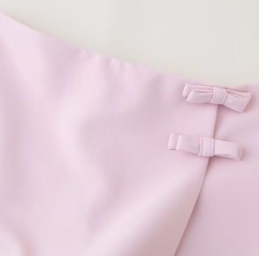 Kvinner elegant miniskjørt med sløyfe og glidelås. Trendy design, perfekt for hverdag eller fest.