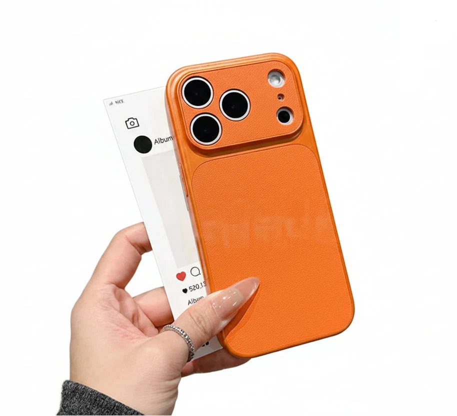 Elegant mobilveske til iPhone 17 med skinntekstur, gir god beskyttelse mot riper og fall. Tynt design.