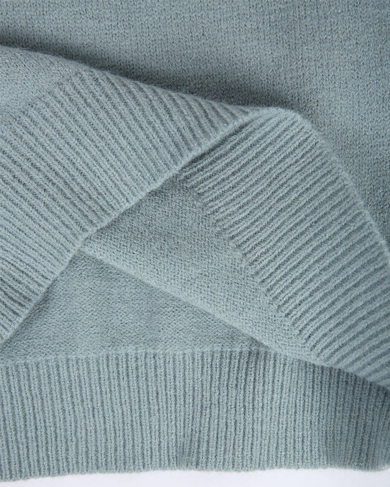 Ryggside av elegant nordisk damegenser med mønster. Komfortabel og varm, ideell for høst- og vinterklær.