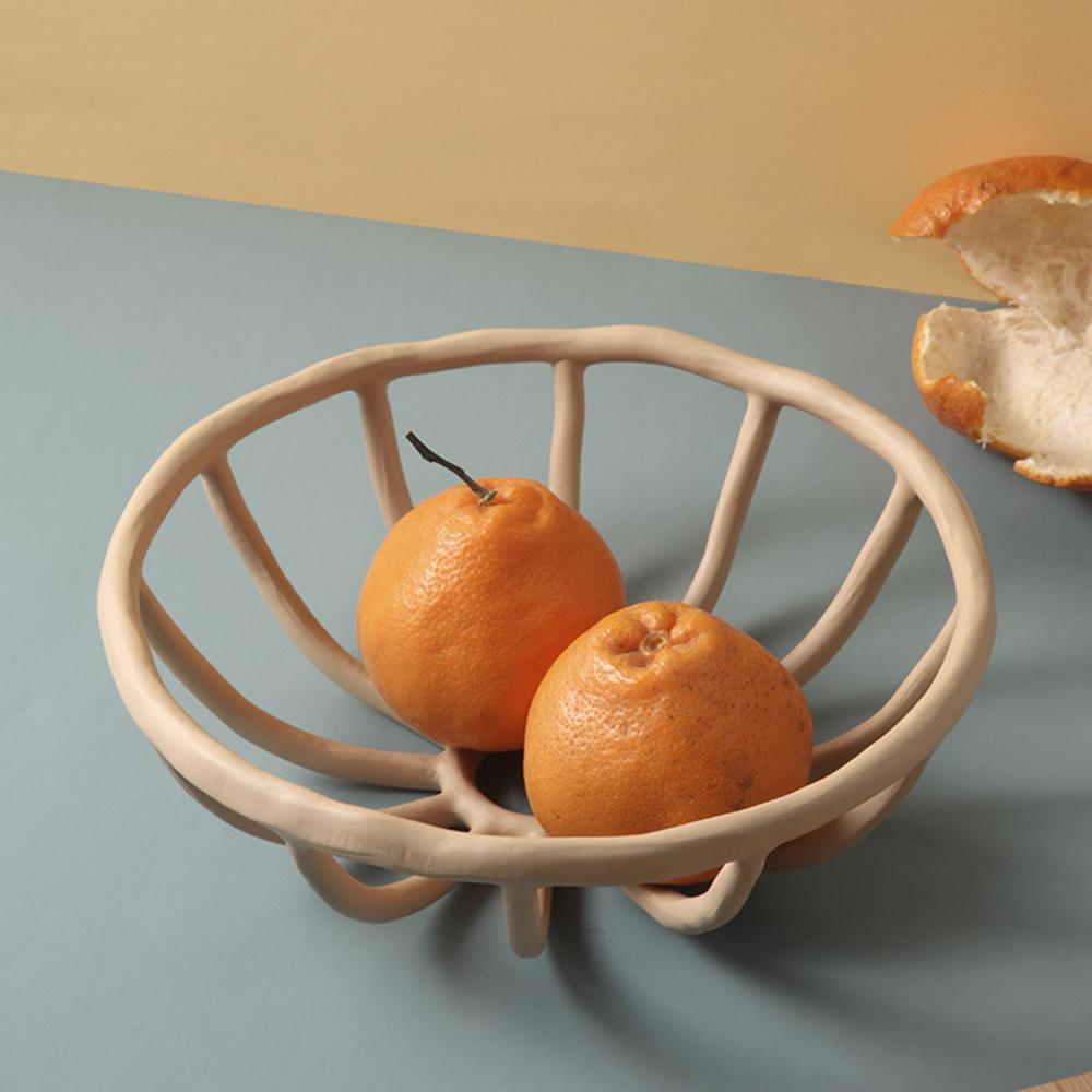 Stilren, elegant fruktskål i minimalistisk nordisk stil. En vakker dekorativ skål til hjemmedekor.